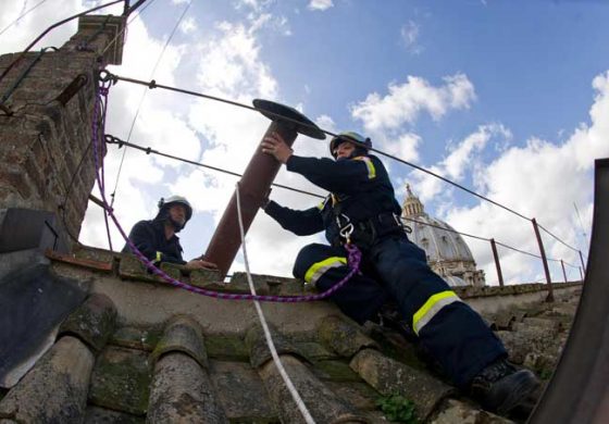 In digital age, Vatican sticks with smoke, bells