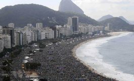 Pope commissions young to be missionaries