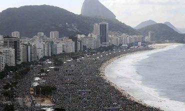 Pope commissions young to be missionaries