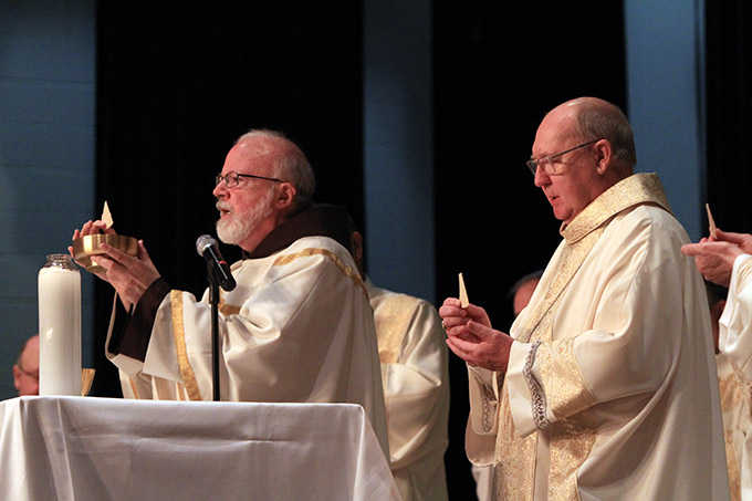 Cardinal Sean Patrick O'Malley, left, and Dallas Bishop Kevin Farrell conducting communion during mass on the second day of the third Hispanic Congress of the Americas for Respect of Life and Evangelization, on Aug. 17, 2013 at the Plano Centre in Plano. (Ben Torres/Special Contributor)