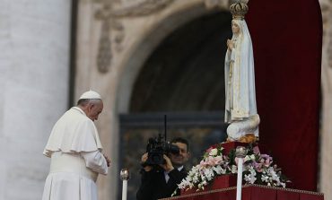 Venerating Fatima statue, pope entrusts world to Mary