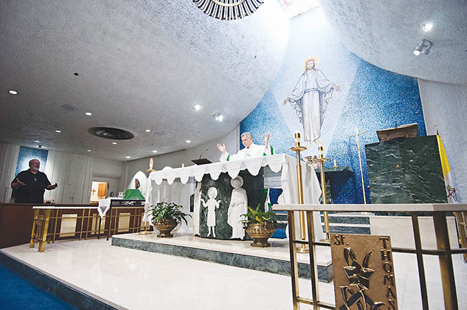 Father Jonathan Austin celebrates a weekday Mass at St. Jude Catholic Chapel in downtown Dallas. (Jenna Teter/Texas Catholic)