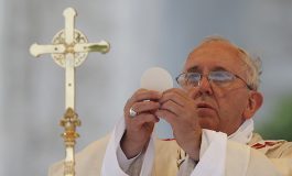Pope: Jesus in the Eucharist gives life, love