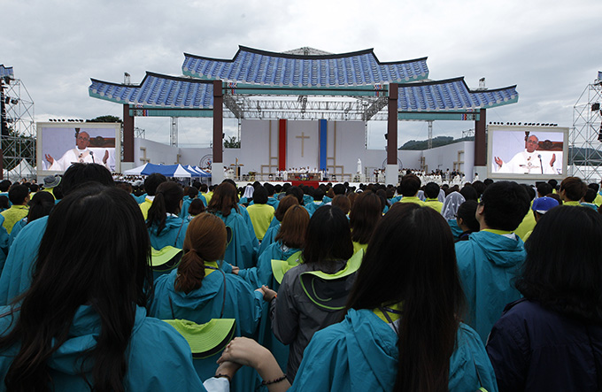 Pope Francis leads the Lord's Prayer as he celebrates the closing Mass of the sixth Asian Youth Day at Haemi Castle in Haemi, South Korea, Aug. 17. (CNS photo/Paul Haring)