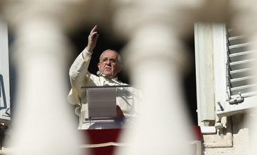 Pope: Spend time in silence, service before Christmas