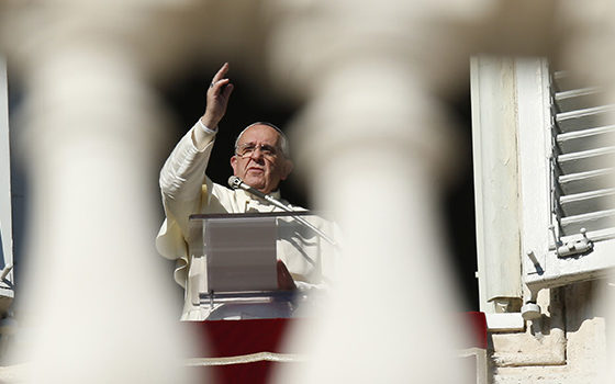 Pope: Spend time in silence, service before Christmas