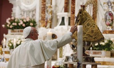 Pope to Cubans: Look to future with hope