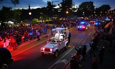 Pope delights Philly crowd with spontaneous talk