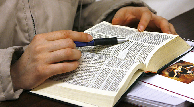 A young woman studies the Bible. (CNS photo/Karen Callaway, Catolico)