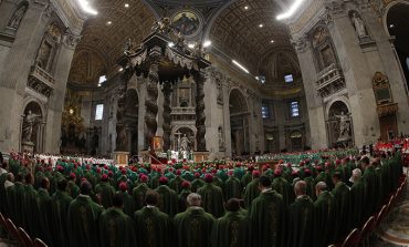 Truth, love must guide outreach to families, pope says