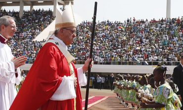 At Bangui mosque and Mass, pope prays for peace