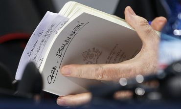 Share truth of family with mercy, pope says