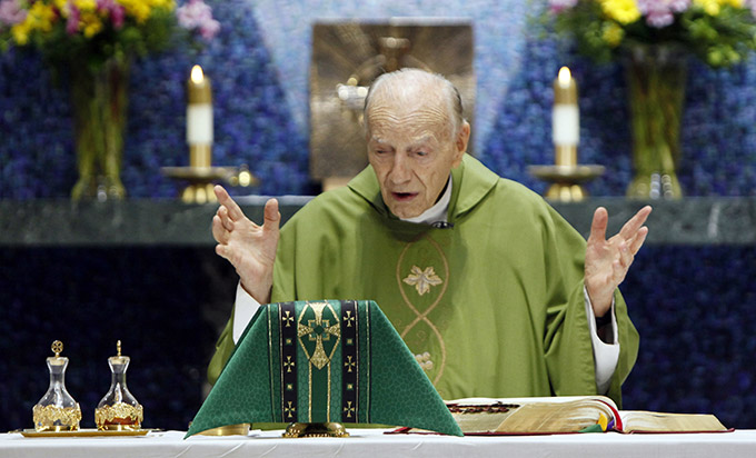 Msgr. John F. Meyers begins Mass June 8 at St. Jude Chapel in downtown Dallas. Msgr. Meyers celebrated the 60th anniversary of his priestly ordination on June 4. (BEN TORRES/Special Contributor)