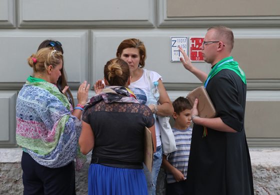 Pope asks pilgrims to accompany him with prayers