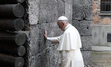Pope pays tribute to Holocaust victims in prayer