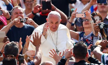 Mary teaches people to hope, pope says