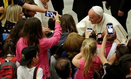 Pope tells students: Don't fear goodbyes, unknown