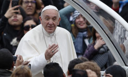 Mass is a time of silence and prayer, not idle chitchat, pope says