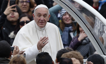 Mass is a time of silence and prayer, not idle chitchat, pope says