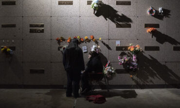 Cerca de la tumba y del corazón