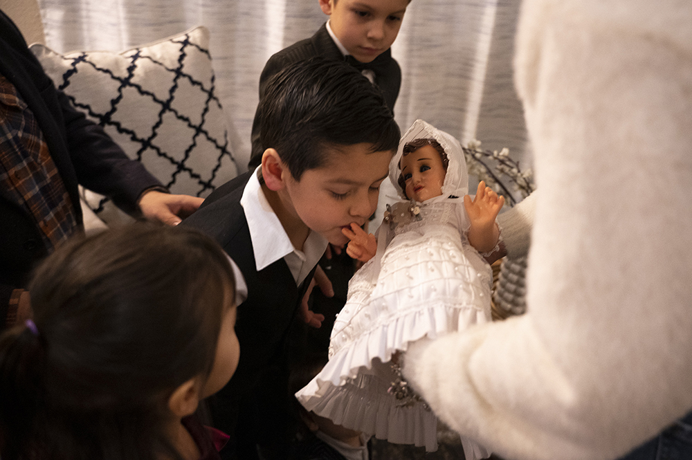 Gabriel Huajuca besa la figura del Niño Dios, el 26 de enero cuando su familia se reunió con los vecinos en torno al Día de la Candelaria.