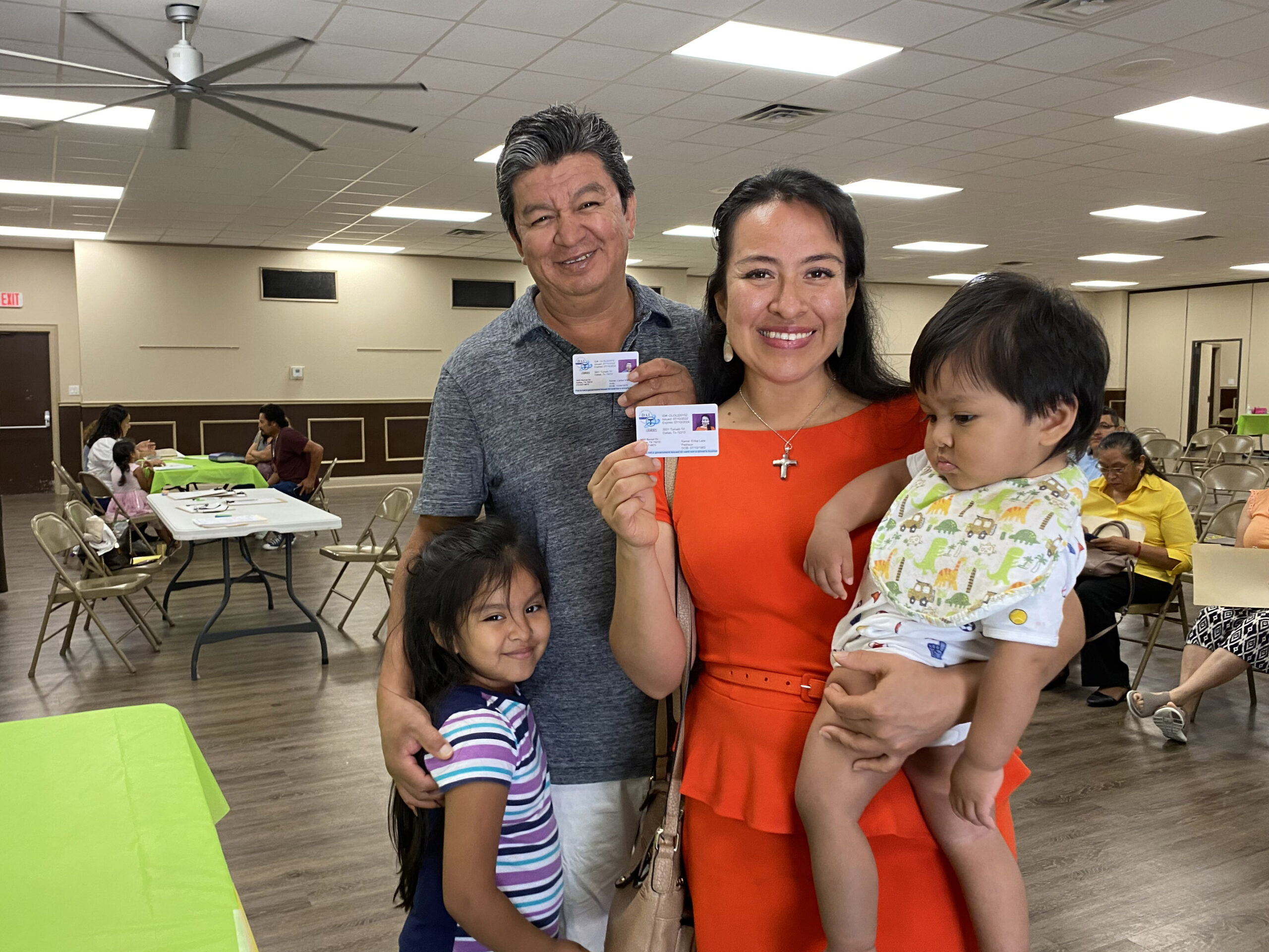 Feligreses de Nuestra Señora de Lourdes muestran su identificación parroquial, el 10 de julio. El documento es avalado por varias agencias locales en Dallas.