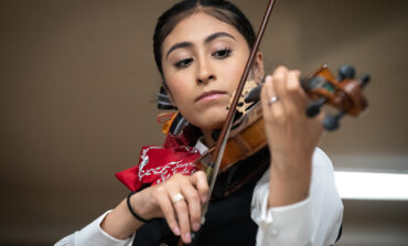 Cantando con amor  a Dios y a la familia