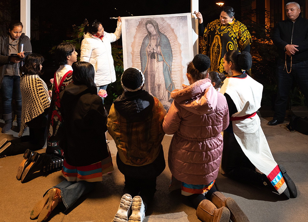 FOTOS: ESPECIAL PARA RC/BEN TORRES Una familia invitada por la Sociedad Guadalupana, reza el rosario en honor a la Virgen de Guadalupe, el 20 de noviembre.