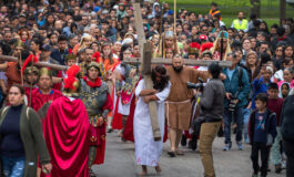 Jóvenes llevan a la periferia el camino de la cruz