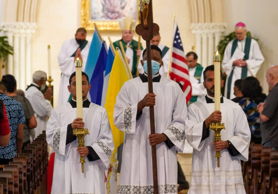 Oran y reciben con amor a jóvenes migrantes