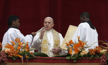 Only risen Christ can bring peace to world at war, pope says at Easter