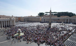God conquers evil with love, forgiveness of sins, pope says at Angelus