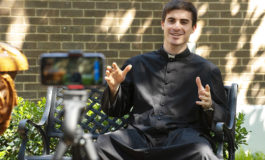 Su misión es llevar parroquianos a la santidad