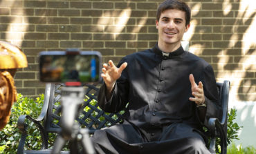 Su misión es llevar parroquianos a la santidad