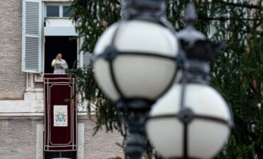 No pandemic can extinguish Christ's light, pope says at Angelus
