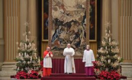 Pope encourages young people to pray together, support each other