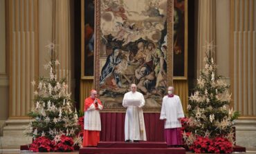 Pope encourages young people to pray together, support each other