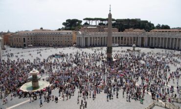 At Angelus, pope warns against using God, others for selfish aims