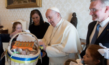 Pope blesses Easter basket symbolic of Knights' care packages for refugees