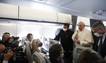 'Noble profession' of journalism must convey the truth, pope says