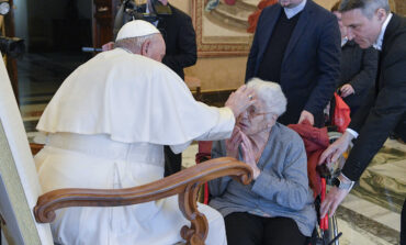 Helping, welcoming others creates a culture of fraternity, pope says