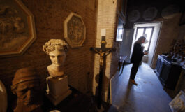 Liturgical elements must foster prayer, sense of communion, pope says