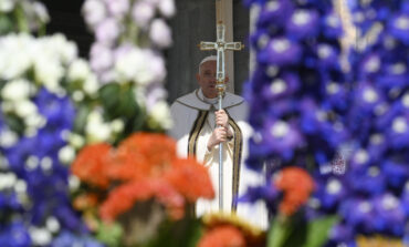Pope prays that Easter joy would break through gloom of sin, war, strife