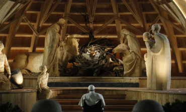 Pope: Contemplate greatness of God's love in simplicity of a crèche