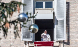 Disconnecting from social media 'essential' to Christian life, pope says