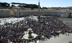 Jesus laid down his life out of love for each person, pope says