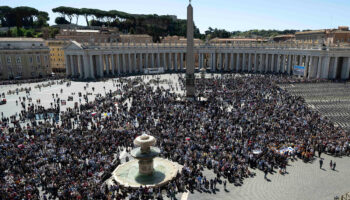 Jesus laid down his life out of love for each person, pope says