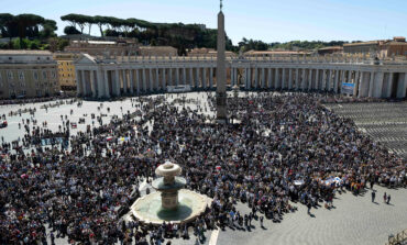 Jesus laid down his life out of love for each person, pope says